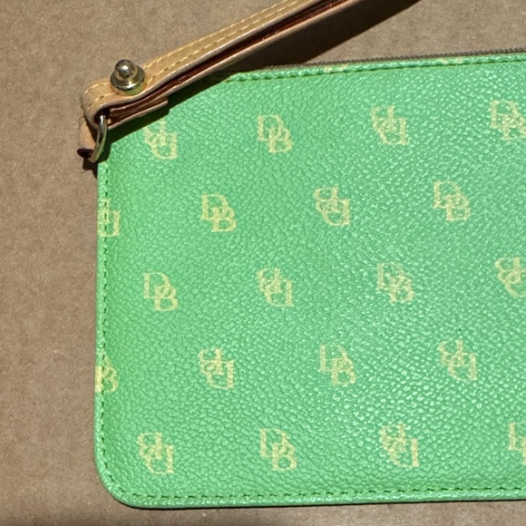 Dooney & Bourke Green Wristlet with Gold Accents Vintage - Picture 2 of 10